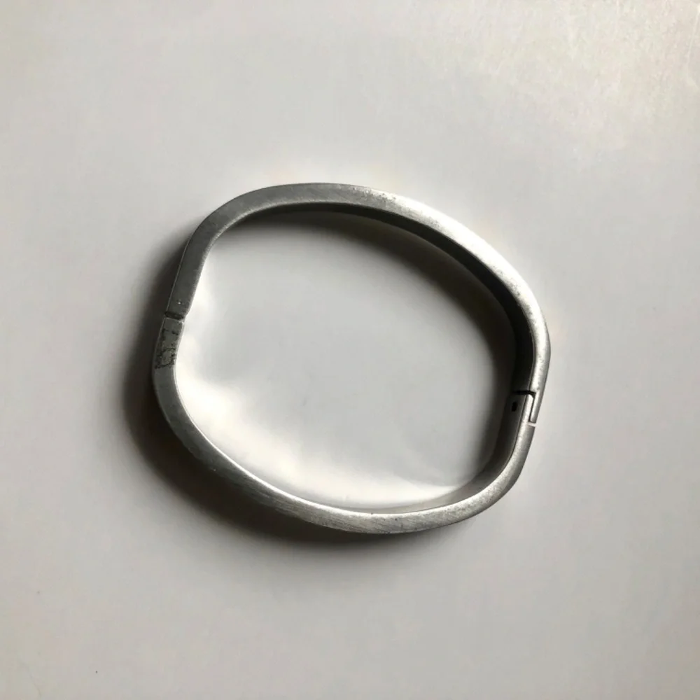 Bracelet with a Hinge Open & Close Silver & Gold - Picture 3 of 9